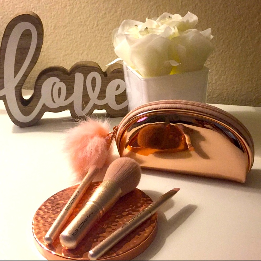 MAC LIMITED EDITION SNOWBALL MINI BRUSH KIT💕